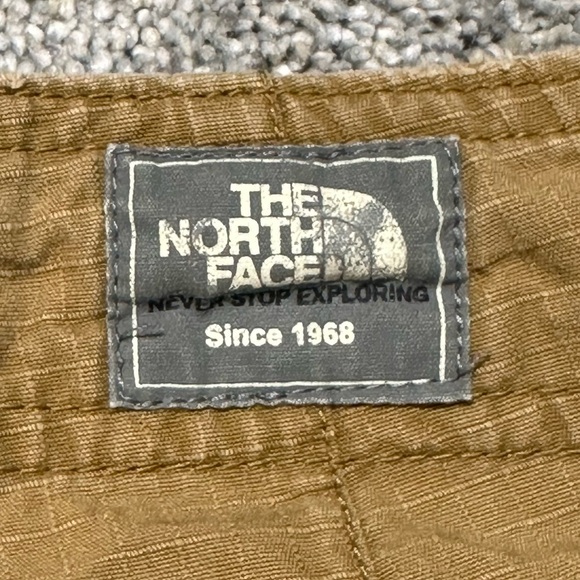 The North Face A5 Series Cargo Capri Shorts - Size 8 - Picture 12 of 14